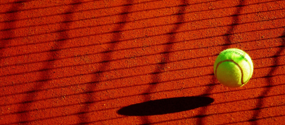 Jugadores de tenis en la red