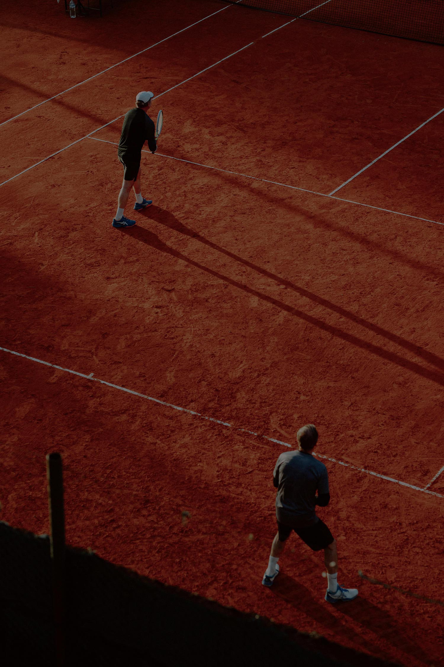 Cancha de tenis al atardecer