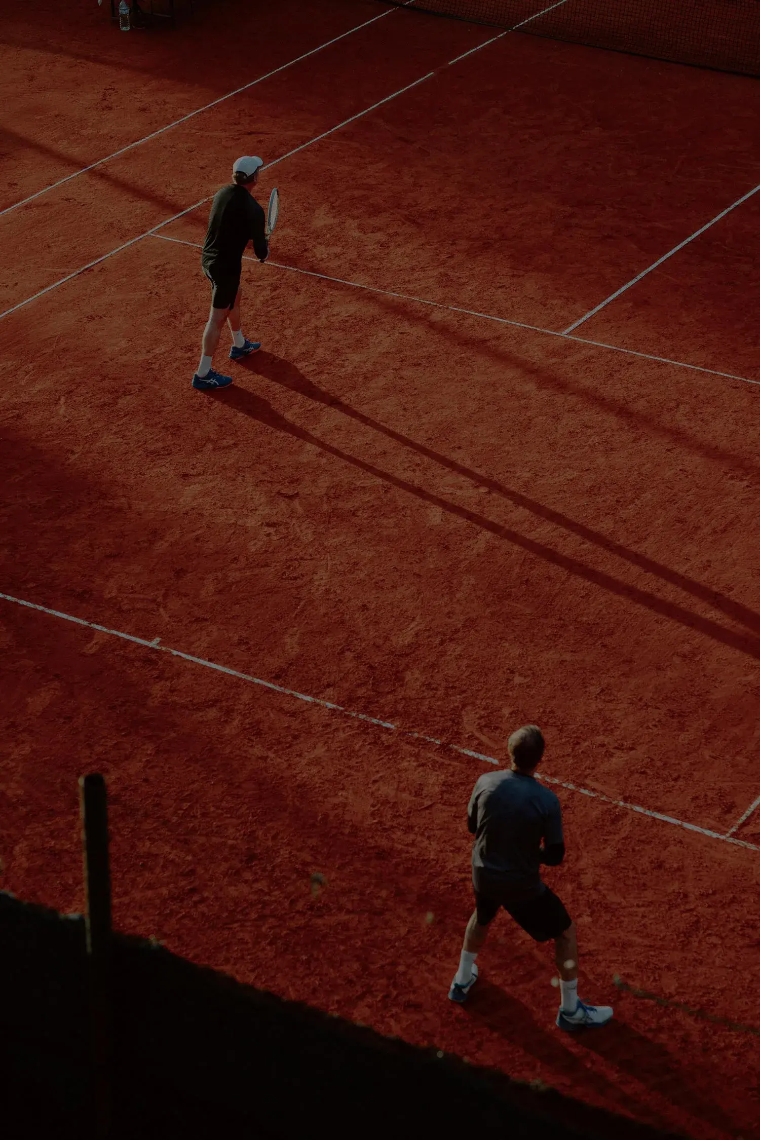 Cancha de tenis al atardecer